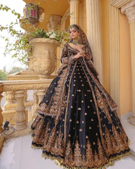 Kashees Bridal Dresses, Kashee's Bridal Dresses, Prewedding Dress, Black Bridal Dresses, Groom Makeup, Baju Kahwin, Red Bridal Dress, Beautiful Bridal Dresses, Latest Bridal Lehenga