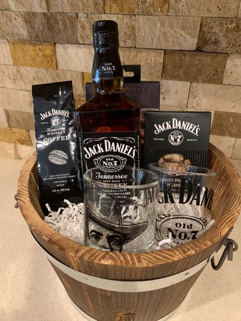 I love how the barrel gives this gift a very masculine and thematic look Jack Daniels Basket Ideas, Jack Daniels Gift Basket, Jack Daniels Gift Ideas, Jack Daniels Box, Jack Daniels Birthday, Jack Daniels Gifts, Alcohol Gift Baskets, 40th Birthday Themes, Liquor Gifts