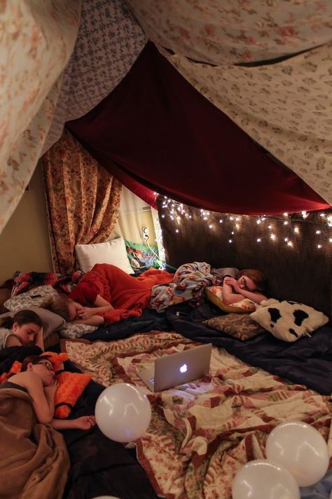 Fort Party, Diy Blanket Fort, Diy Fort, Sleepover Room, Diy Blanket, Blanket Fort, Bunk Bed Designs, Fun Sleepover Ideas, Dekorasi Kamar Tidur