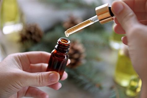 10 Best Essential Oils for Inflammation + How to Use Them Melrose Essential Oil, Essential Oils For Inflammation, Coriander Oil, Oils For Sinus, Thieves Oil, Garden Remedies, Toxic Cleaning Products, Perfume Recipes, Natural Beauty Recipes