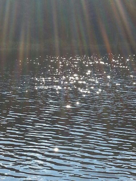 Sun Glistening On Water, Water Glistening, Glistening Water, Glitter Water, Sea Dream, Mermaid Aesthetic, Light Rays, Water Photography, Scenic Design