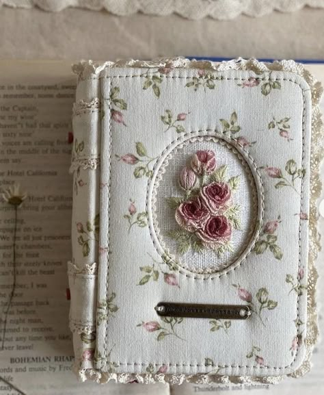 Embroidered Journal, Shabby Chic Journal, Handmade Journals Diy, Floral Notebook, Fabric Book Covers, Bullet Journal Cover Ideas, Book Cover Diy, Simple Hand Embroidery Patterns, Vintage Notebook