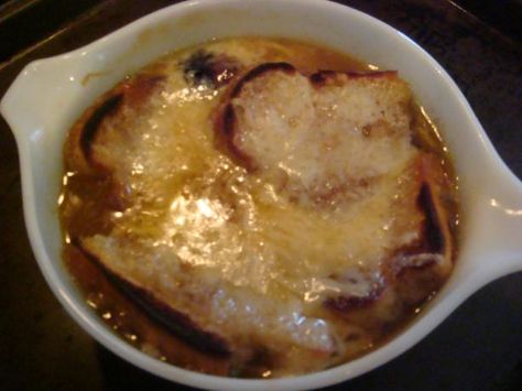 French onion soup by Paula deen wanna try this Paula Deen Potato Soup, Onion Soup Recipe, Paula Dean, Paula Deen Recipes, French Onion Soup Recipe, Soup Appetizers, Onion Soup Recipes, Dinner Appetizers, Beef Stock