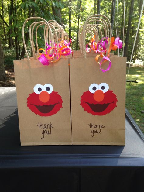 Elmo goody bags for girl birthday. Cookie Monster Party Decorations, Sesame Street Birthday Party Ideas Boy, Elmo Birthday Party Boy, Elmo Invitations, Elmo First Birthday, Goodie Bag Ideas, Cookie Monster Party, Cookie Monster Birthday, Elmo Birthday Party