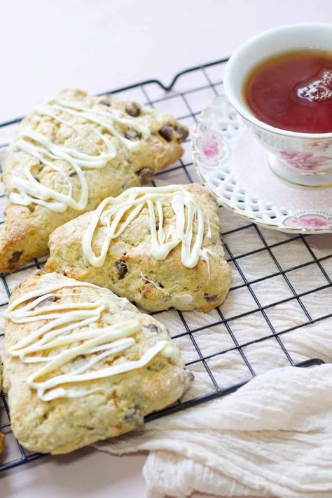 Coconut Scones Recipe Easy, Coconut Scones Recipe, Easy Scone, Banana Scones, Chocolate Chip Scones, Baking Scones, Drop Scones, Scone Recipes, Scones Recipe Easy