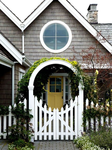 Round window inspiration - shingled exterior Tor Design, Curb Appeal Landscape, Front Yards Curb Appeal, Yellow Door, Yellow Doors, Front Yard Fence, White Picket Fence, Fence Landscaping, Traditional Landscape