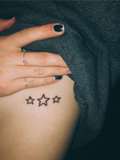 Star Side Tattoo, Star Tattoo Leg, Stars On Ribs Tattoo, Twin Star Tattoo, Rib Star Tattoo, Stars Rib Tattoo, Tara Yummy Tramp Stamp, Star Tattoo Ribs, Star Rib Tattoo