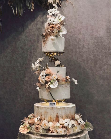 Massive Wedding Cakes, Giant Wedding Cake, Biggest Wedding Cake, Wedding Cake Baroque, Floating Cake, Luxury Wedding Cake Big White, Drippy Cakes, Unusual Wedding Cakes, Cake Competition