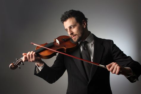 Playing the violin | Image source: Violinio.com Best Violinist, Play Violin, Violin Instrument, Violin Players, Learn Violin, Figure Drawing Reference, Violinist, Cat Diy, Pose Reference Photo