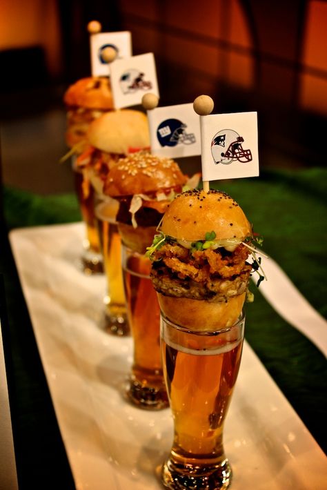 Beer and Sliders. A Perfect Event. Gourmet Catering, Decoration Restaurant, Burger Restaurant, Pub Food, Beer Recipes, Event Food, Food Trucks, Food Presentation, Grocery List