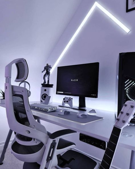 White And Grey Pc Setup, White And Gold Gaming Setup, Set Up Ideas Gaming, White Gaming Room, Gaming Set Up, Dream Gaming Room, Set Up Gaming, White Setup, White Desk Setup