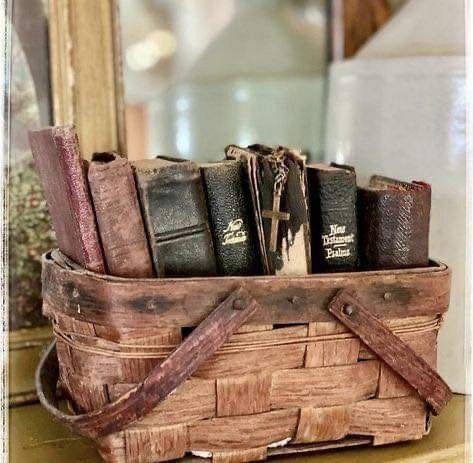 Antique Booth Displays, Antique Booth Ideas, Vintage Vignettes, Primitive Farmhouse, Classy Style, Antique Decor, Country House Decor, Farmhouse Style Decorating, Happy Tuesday