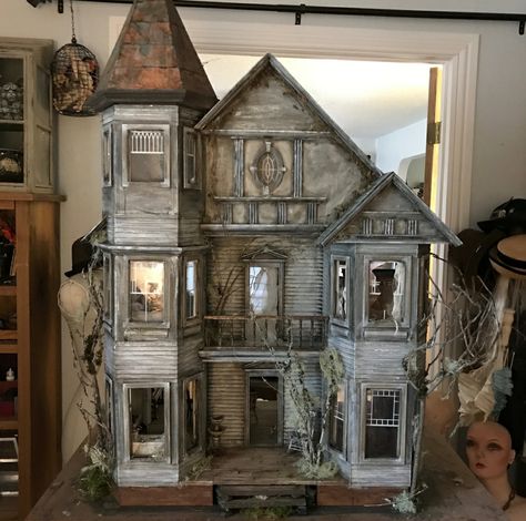 Abandoned dollhouses by Juli Steel, a self-taught assemblage artist from Texas who goes by the alias of @TwistedCopperForest. Halloween Haunted House Diy, Haunted House Craft, Haunted House Diy, Dollhouse Halloween, Baba Jaga, Casa Halloween, Haunted Dollhouse, Spooky House, Halloween Miniatures