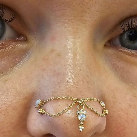 Cool Nose Piercing Jewelry, Over The Nose Chain Piercing, Nose Piercing Jewelry Ideas, Nose Chain Across Bridge, Nasallang Piercing Chain, Nose Bridge Chain, Nose Piercing Chain Across Nose, Double Nose Piercing Chain, Nostril Chain Piercing