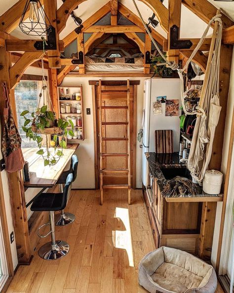 Timber Frame Tiny House, Off Grid Tiny House, Tiny House Inspiration, Casa Container, Timber Frame Homes, Tiny House Interior, Tiny House Cabin, Tiny House Living, Tiny House Plans