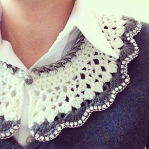 This lovely crochet collar is perfect for anyone who loves vintage fashion. Super easy, fast and fun, this cute little Peter Pan Collar by Emma Escott is great to add to a plain black dress, cardigan  or to wear over jumpers. This pattern can be scaled up or down very easily. Perfect for last minute … Peter Pan Collar Pattern, Crochet Peter Pan Collar, Corak Krusye, Crochet Collars, Col Crochet, Crochet Collar Pattern, Crochet Lace Collar, Dress Cardigan, Pattern Simple