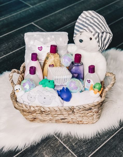 DIY-Baby-Shower-Bath-Time-Basket Bath Time Gift Basket, Diy Bath Gifts, Bathtub Gifts, Diy Baby Shower Gift, Baby Bath Gift, Bath Gift Basket, Baby Bubble Bath, Gifts Baskets