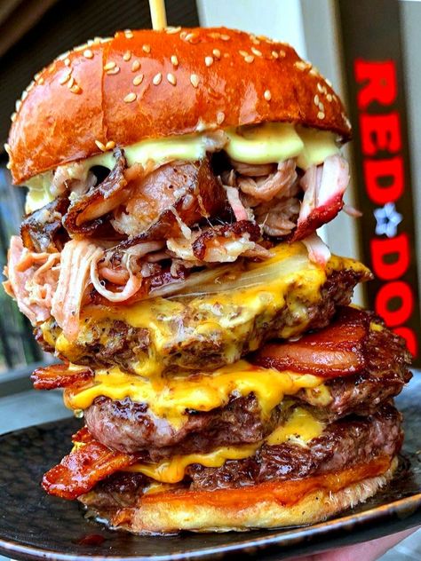 Crispy Burger, Food Burger Aesthetic, Beef Burger Photography, Giant Hamburger, Fast Food Burger Photography, Huge Burger, Spicy Burger, Burger Bun, Meat Diet