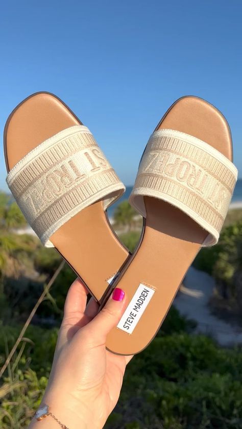 Steve Madden Sandals Outfit, Paris Fits, Summer Slippers Sandals, Birthday 2023, Sandals Steve Madden, Dream Items, Vacation Shoes, Pretty Sandals, Barcelona Catalonia