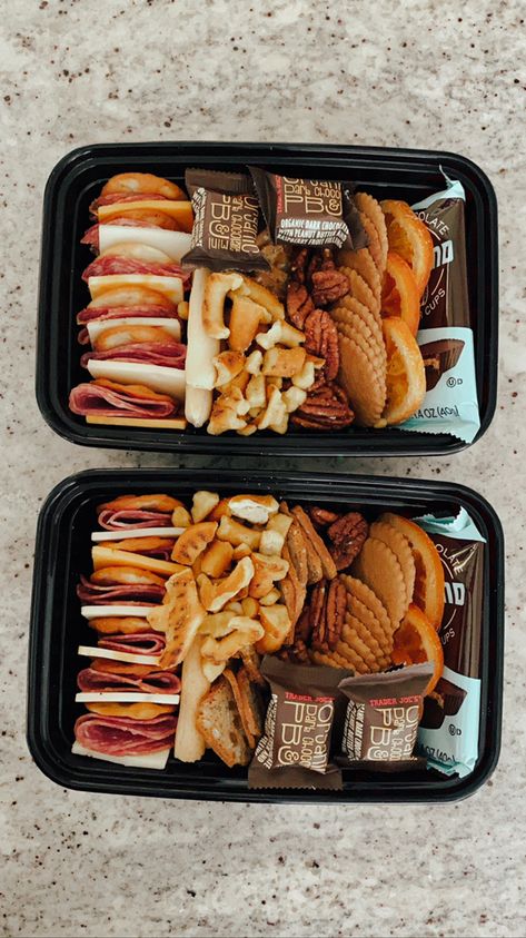 Camping Food For Couples, Kayak Food Ideas, Kayaking Food Ideas, Road Trip Charcuterie Board, Charcuterie Board Camping, River Snacks Floating, Cabin Trip Food, Hiking Charcuterie, Road Trip Charcuterie