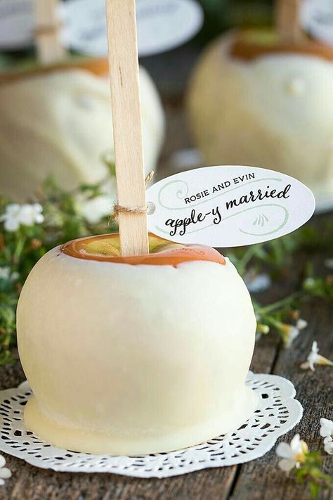 Appley married fall wedding Apple Wedding Favors, Apple Wedding, Cheap Favors, Edible Wedding Favors, Wedding Favors Fall, Rustic Fall Wedding, Wedding Favors Cheap, Wedding Winter, Diy Wedding Favors