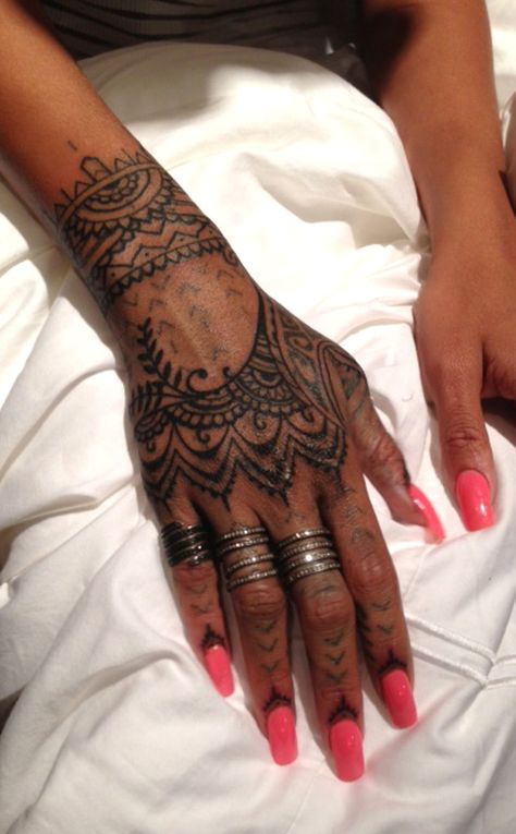 Rihanna's hand tattoo's Rihanna Hand Tattoo, Rihanna Tattoo, Tattoo Main, Henna Inspired Tattoos, Tato Henna, Hand And Finger Tattoos, Henna Tattoo Hand, Tattoo Henna, Hand Tattoos For Women