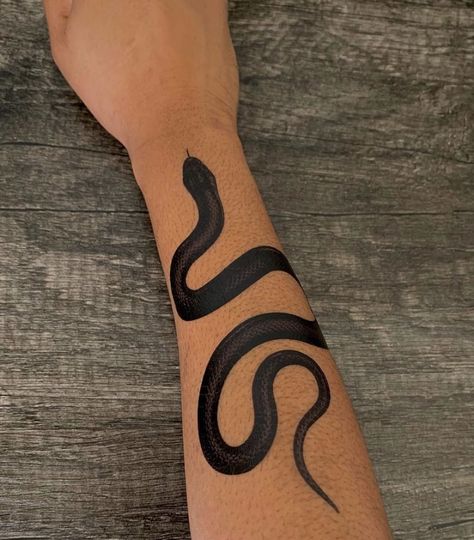 snake tat Red Belly Black Snake Tattoo, Wrapping Snake Tattoo, Henna Designs Snake, Snake Henna, Rattlesnake Tattoo, Black Snake Tattoo, Teacher Tattoos, Minimal Tattoos, Snake Tattoo Design