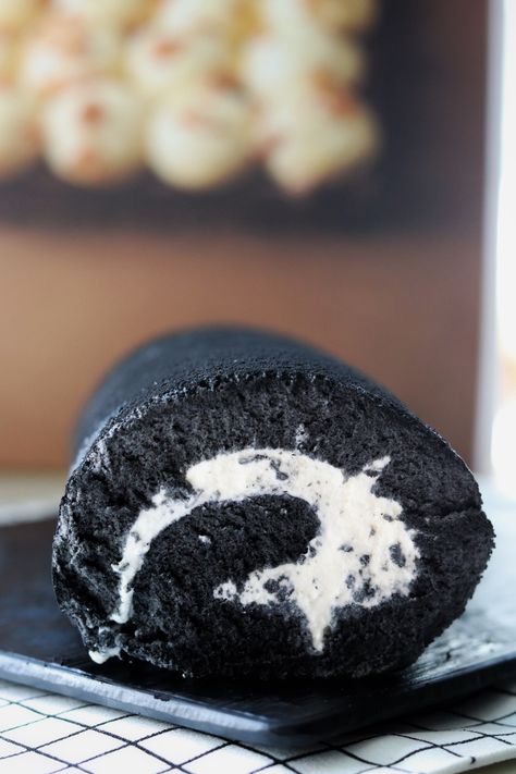 Eclipse - Charcoal Black Sesame Cake Roll Black Sesame Cake, Jelly Rolls Recipe, Sesame Cake, Roll Cake Recipe, Swiss Roll Cakes, Jelly Roll Cake, Black Dessert, Black Food, Swiss Roll