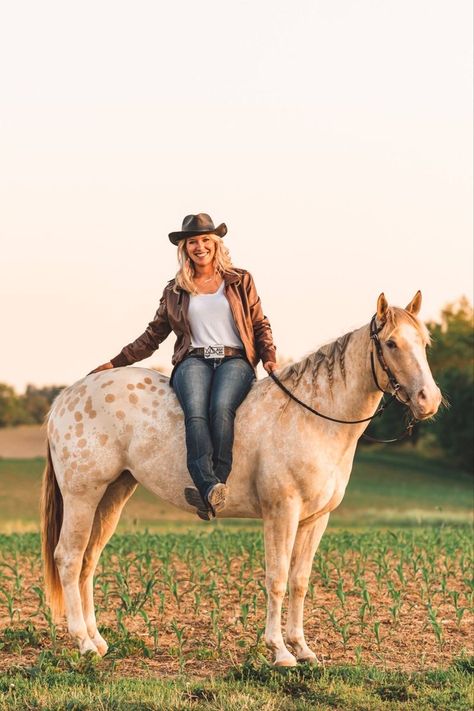 Horse Riding Photoshoot Ideas, Horse And People Photography, Horse Field Photoshoot, Photography With Horses Photo Ideas, Western Senior Pics With Horses, Horse And Person Photography, Horse Fall Photoshoot, Poses With Horses Photo Ideas, Equestrian Photoshoot Ideas