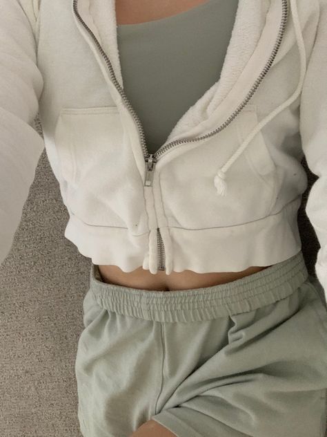 Cropped Aesthetic, Lady Glitter Sparkles, Cropped Hoodie Outfit, Green Cropped Hoodie, Comfortable Clothes, Green Fits, Crop Hoodie, School Fits, Hoodie Outfit