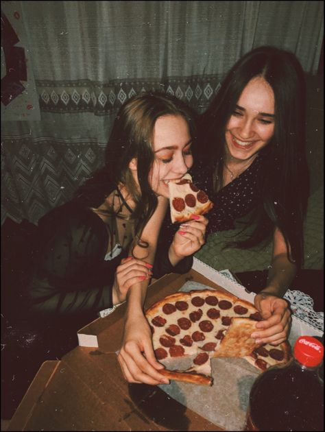 Home Party Photoshoot, Pizza Party Photoshoot, Pizza Party With Friends, Pizza Sleepover, Pizza Party Aesthetic, Pf Photo, Philanthropy Ideas, Mod Pizza, Pizza Party Birthday