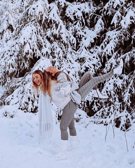 Couple Photography Winter, Sibling Photo Shoots, Snow Photoshoot, Friendship Photography, Winter Portraits, Sisters Photoshoot, Snow Pictures, Snow Photography, Friend Pictures Poses