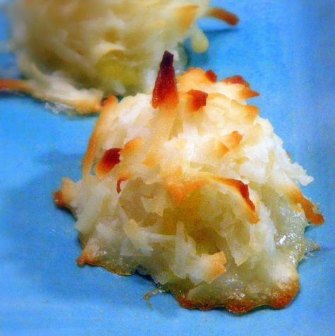 Pina Colada Macaroons - Tropical Cookies (and a warm haiku) Tropical Party Food Ideas, Tropical Party Food, Tropical Food Recipes, Tropical Christmas Party, Tropical Party Foods, Tropical Cookies, Christmas Luau, Christmas In Florida, Tropical Desserts