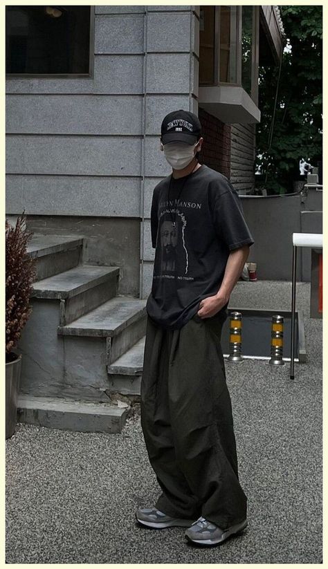 Streetwear Fashion Korean Men, Baggy Man Style, Baggy Style For Men, Korean Baggy Style Men, Streetwear Korean Men, Street Style Korean Men, Oversized Outfit Ideas Men, Baggy Black Outfit Men, Black Baggy Outfit Men