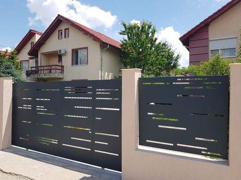 Gard cu panouri metalice traforate si poarta auto glisanta pe sina Laser Cut Furniture, Metal Gates Design, Metal Fence Panels, Home Gate Design, Gate Wall Design, Modern Gate, House Main Gates Design, Metal Doors Design, Small Fence