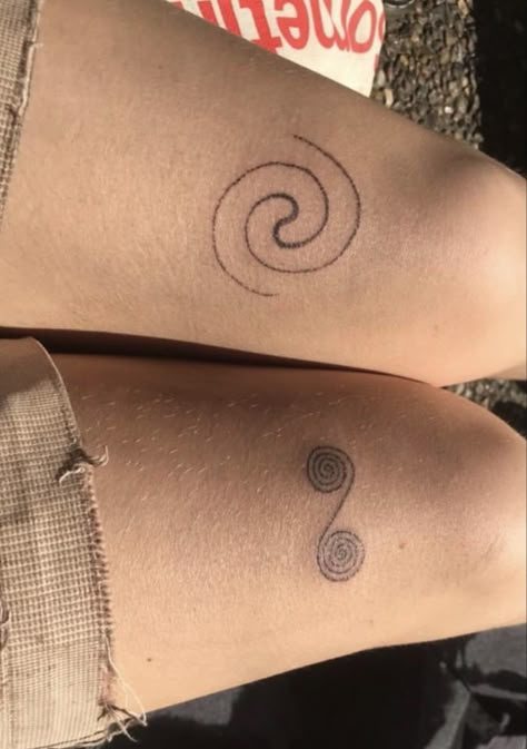 Knee Spiral Tattoo, Double Spiral Tattoo, Simple Stomach Tattoos, Knees Tattoo, Golden Spiral Tattoo, Spiral Tattoo, Stick And Pokes, Indie Tattoo, Swirl Tattoo