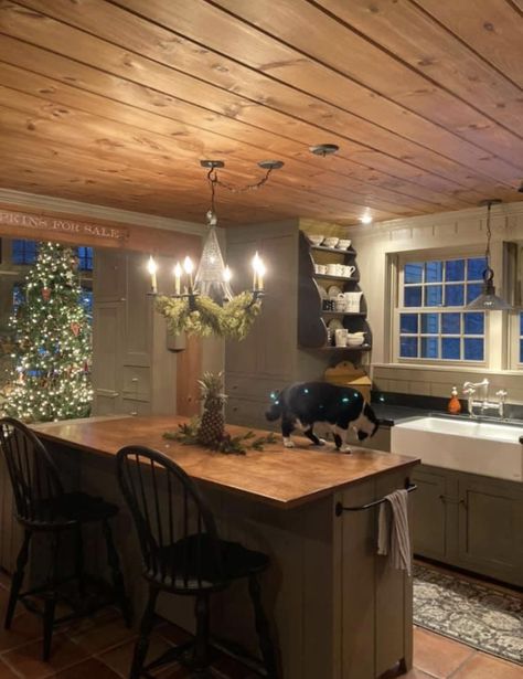 Colonial Style Kitchens, Primitive Colonial Kitchen, Primitive Kitchen Island, Colonial Style Kitchen, Primitive Kitchen Cabinets, Comfy Cozy Home, Prim Kitchen, Colonial Kitchens, Early American Homes