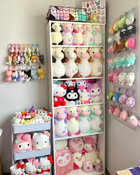 Squishmellow Storage Idea, Squshmellow Collection Aesthetic, Plush Organization, Squishmallows Display, Squishmallows Storage, Squishmallow Organization, Squishmallow Room, Plushie Room, Squishmallow Display