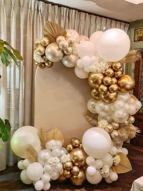 Simple 50th Anniversary Decorations, 50th Anniversary Balloons, 50th Anniversary Balloon Ideas, White And Gold Balloons Decoration, White Gold Party Decorations, White And Gold Balloon Arch, White And Gold Balloon Garland, Gold Balloons Decorations, Baby Shower Garcon