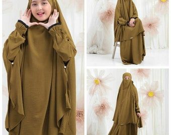 Kids Abaya, Dress Islamic, Abaya Design, Muslim Girl, Islamic Dress, Kids Set, Muslim Girls, Black Kids, Medium Hair