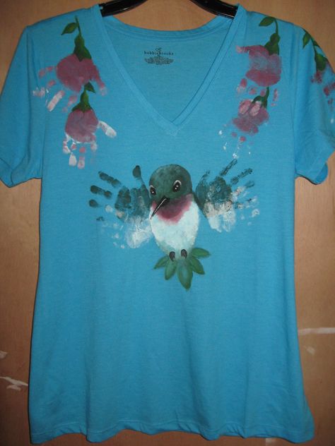 Handprint Hummingbird Tee Shirt- I used my kids handprints for the hummingbird's wings and the flowers. Hummingbird Craft Preschool, Hummingbird Handprint, Hummingbird Crafts For Kids, Finger Painting For Kids, Family Art Projects, Grandma Crafts, Dad Crafts, Paper Bag Crafts, Hummingbird Gifts