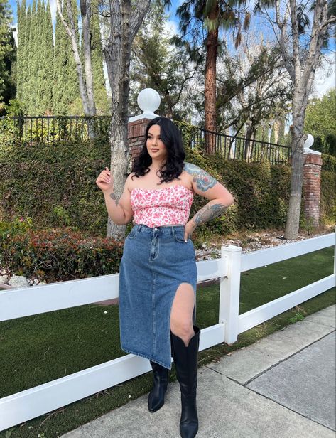 Corset And Denim Skirt Outfit, Plus Denim Skirt Outfit, Plus Size Long Denim Skirt Outfits, Plus Size Outfits With Cowboy Boots, Cowboy Boots Plus Size Outfit, Long Denim Skirt Outfit Plus Size, Denim Skirt Curvy, Denim Skirt Cowboy Boots, Plus Size Cowboy Boots Outfit