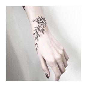 Tatoos Woman, Cool Tattoos For Girls, Hand Tattoos For Women, Small Wrist Tattoos, Wrist Tattoos For Women, Tattoo Feminina, Small Tattoo Designs, Cover Up Tattoos, Forearm Tattoos