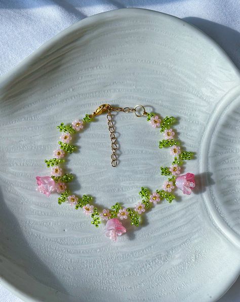 Flower Bead Bracelet, Bracelet Gift Ideas, Small Bead Bracelet, Blossom Bracelet, Beaded Lamps, Bracelet Inspo, Daisy Bracelet, Diy Bracelet Designs, Handmade Jewelry Tutorials