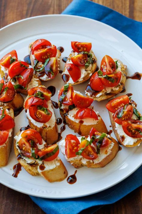 Tomato Goat Cheese Crostini Crostini Appetizer, Tomato Goat Cheese, Cheap Vegetarian Meals, Cheese Crostini, Toasted Crostini, Goat Cheese Crostini, Crostini Appetizers, Marinated Tomatoes, Crostini Recipes