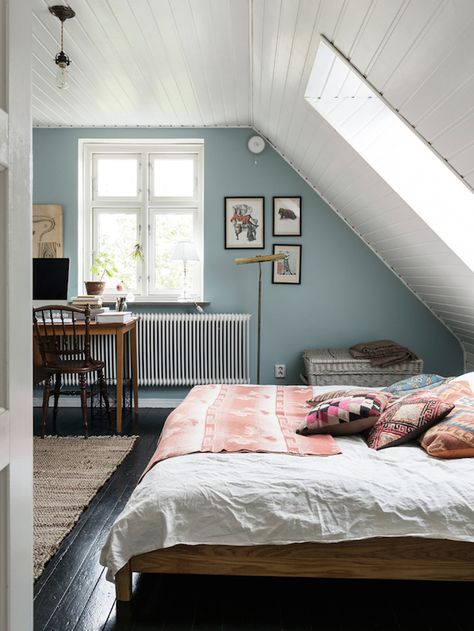 A lovely Swedish home full of flea market finds Gravity Home, Boho Styl, Decor Ikea, Attic Bedrooms, Attic Renovation, Casa Vintage, Attic Remodel, Attic Bedroom, Attic Rooms