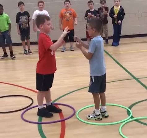 Rock Paper Scissors Pe Game, Cooperative Games For School Age, Hoop Hop Showdown Game, Rock Paper Scissors Hula Hoop Game, Hula Hoop Rock Paper Scissors Game, Large Group Relay Games, Hola Hoop Games, Large Group Games For Kids, Cooperative Games For Kids