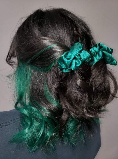 Emerald Hair Black On Top Green Underneath Hair, Emerald Green And Brown Hair, Slytherin Hair Color, Brown And Emerald Green Hair, Black And Green Peekaboo Hair, Emerald Green Underdye Hair, Dark Green Money Piece Hair, Black And Emerald Green Hair, Peekaboo Emerald Green Hair