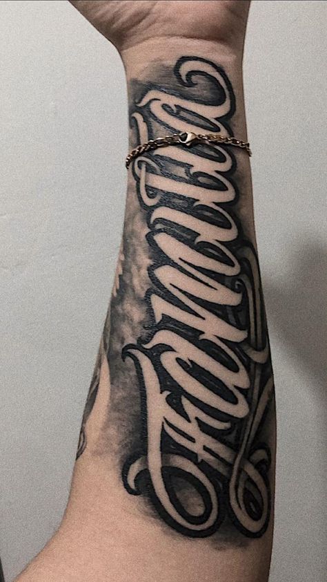 Forearm Script Tattoo, Forearm Name Tattoos, Cholo Tattoo, Tattoo Homme, Chicanas Tattoo, Half Sleeve Tattoos Forearm, Chicano Tattoos Sleeve, Tattoo Fonts Cursive, Card Tattoo Designs