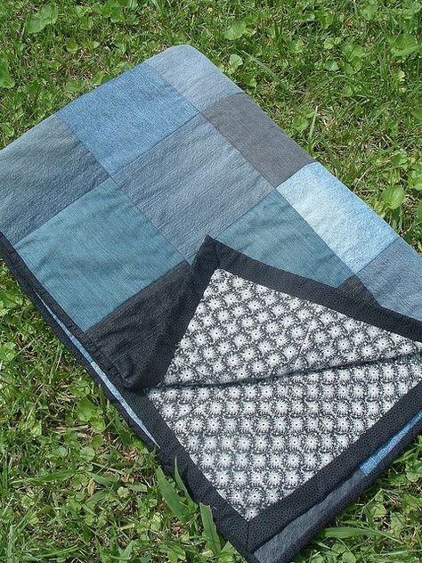 Repurpose Old Jeans, Återvinna Jeans, Denim Quilt Patterns, Artisanats Denim, Denim Blanket, Blue Jean Quilts, Denim Quilts, Upcycling Design, Jean Quilt